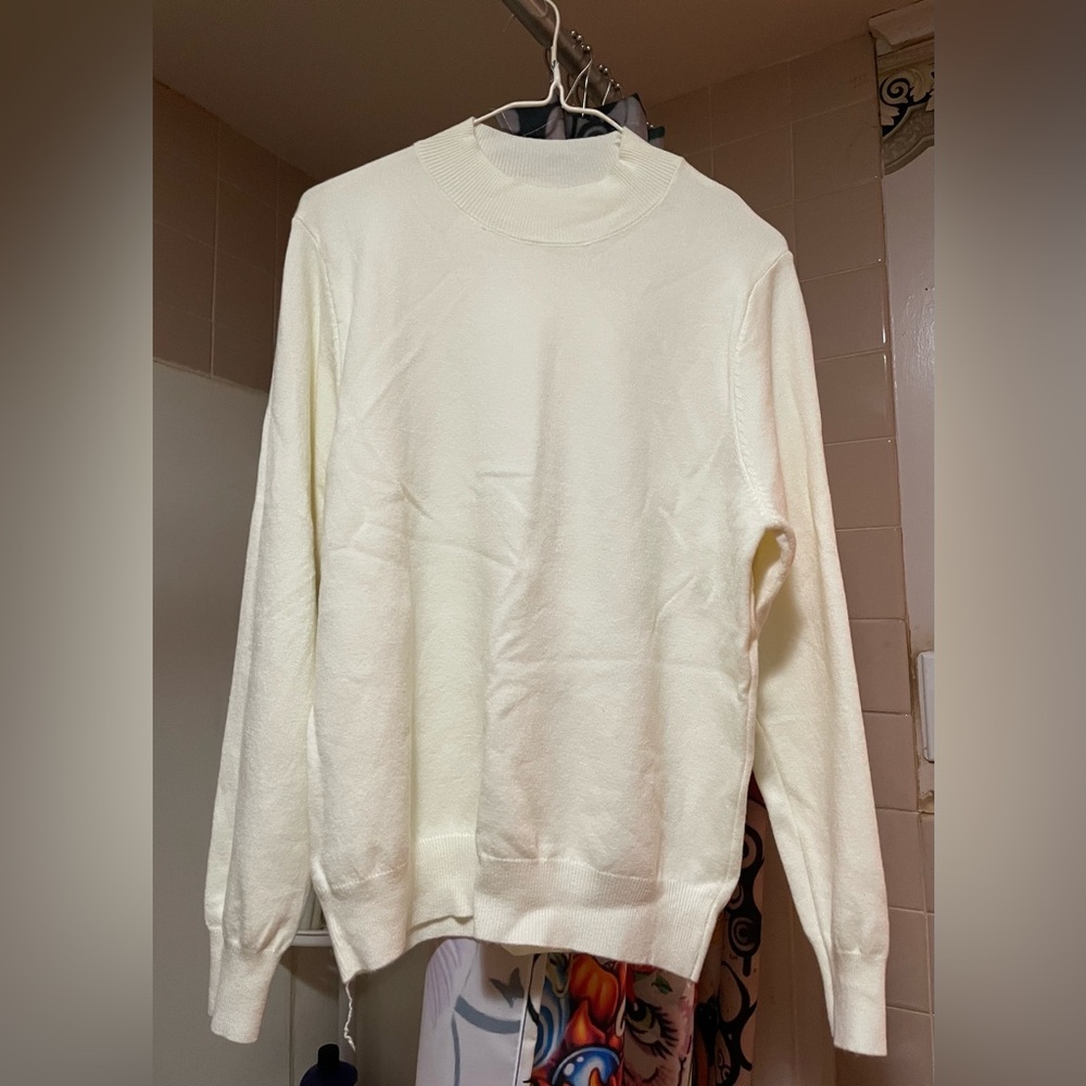 Ladies Lightweight Classic Crewneck Sweater in Cream M